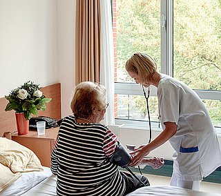 Schlaganfall- Patientin Gerda R. über ihre Rehabilitation 